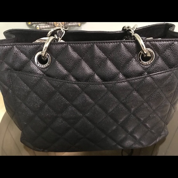 SOLD Authentic Chanel GST caviar handbag - Picture 3 of 8
